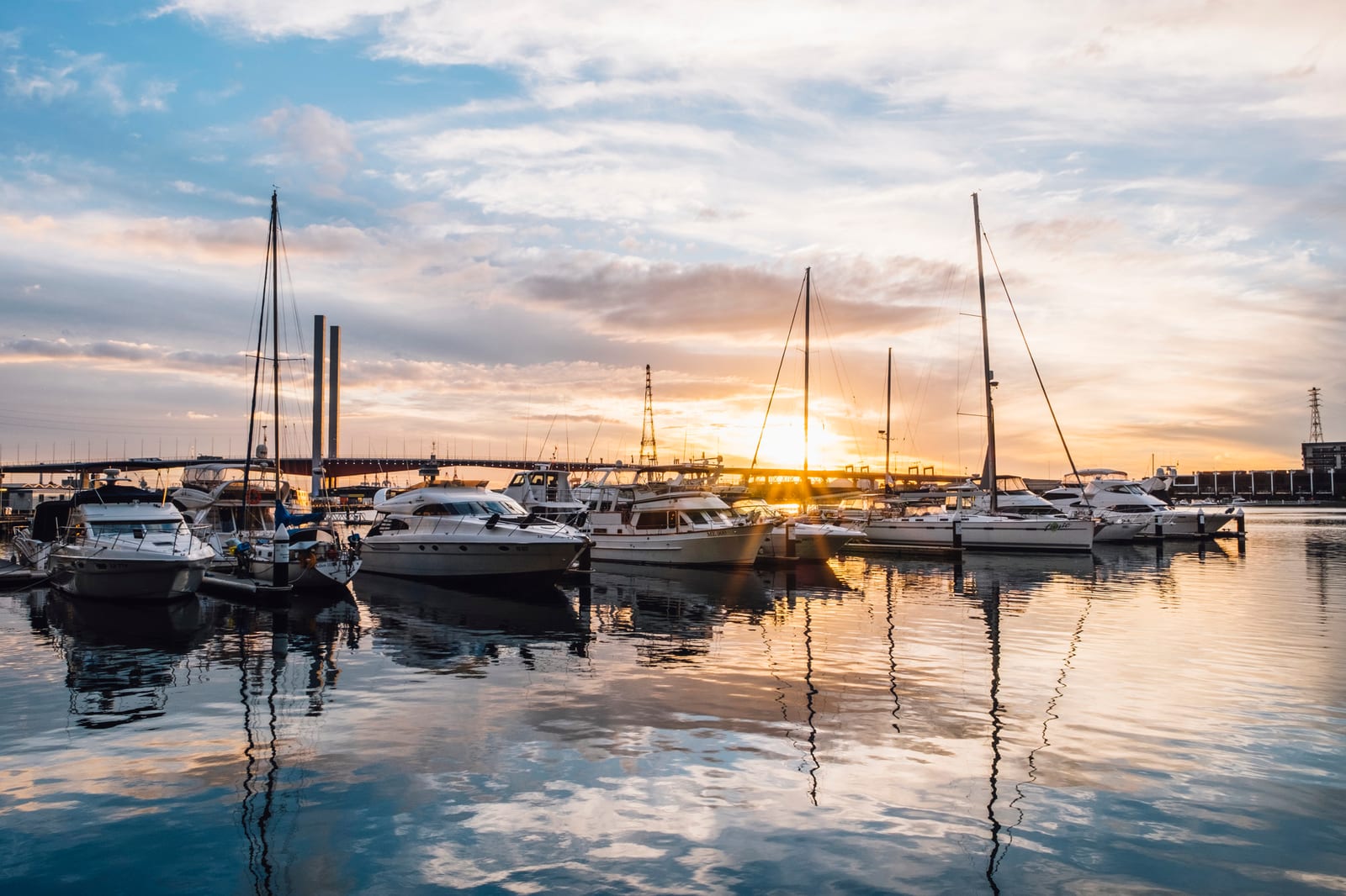 Riflesso di uno yacht sull'acqua al tramonto in un porto